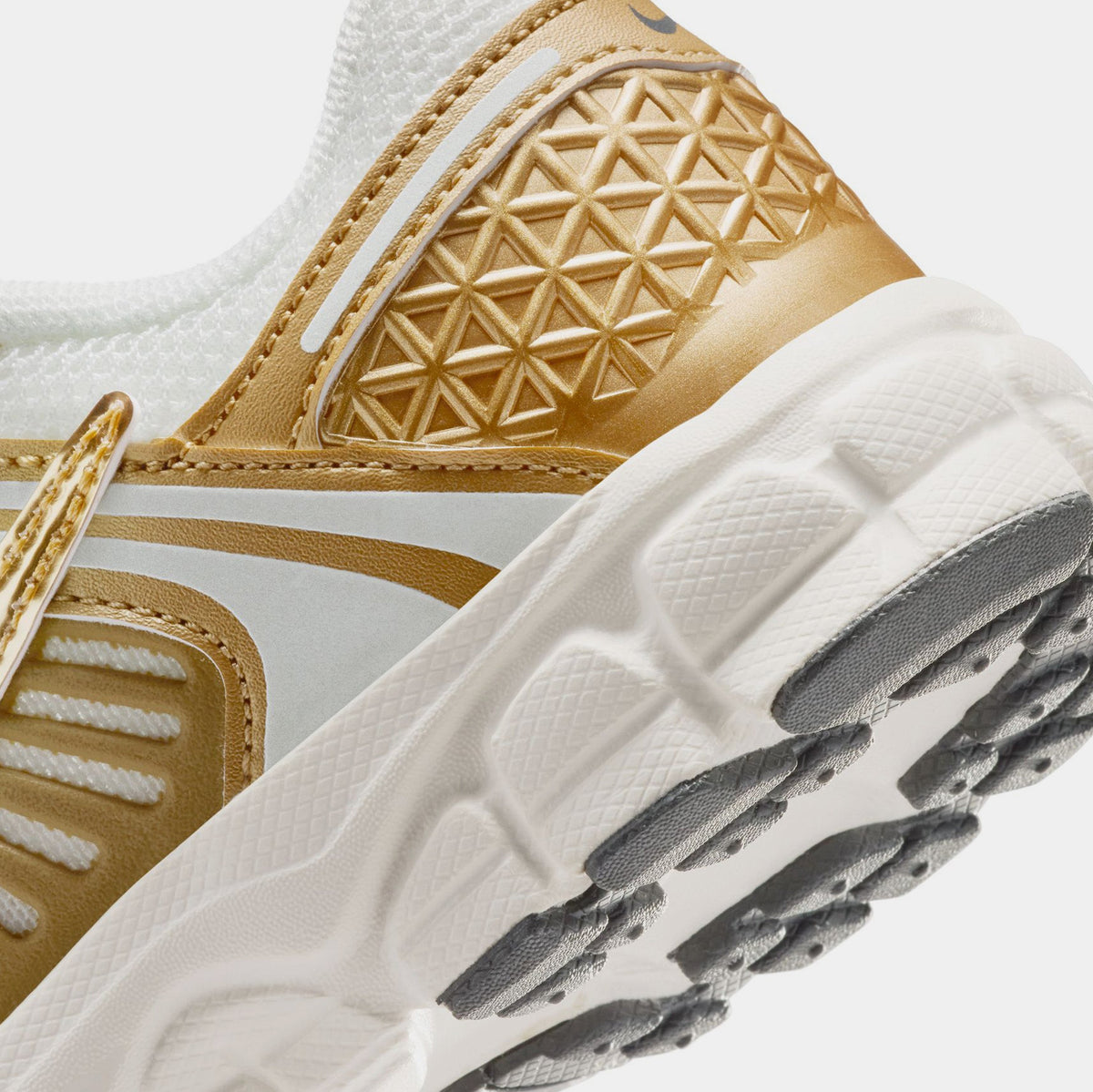 Vomero 5 Preschool Running Shoes (Sail/Metallic Gold/Anthracite)