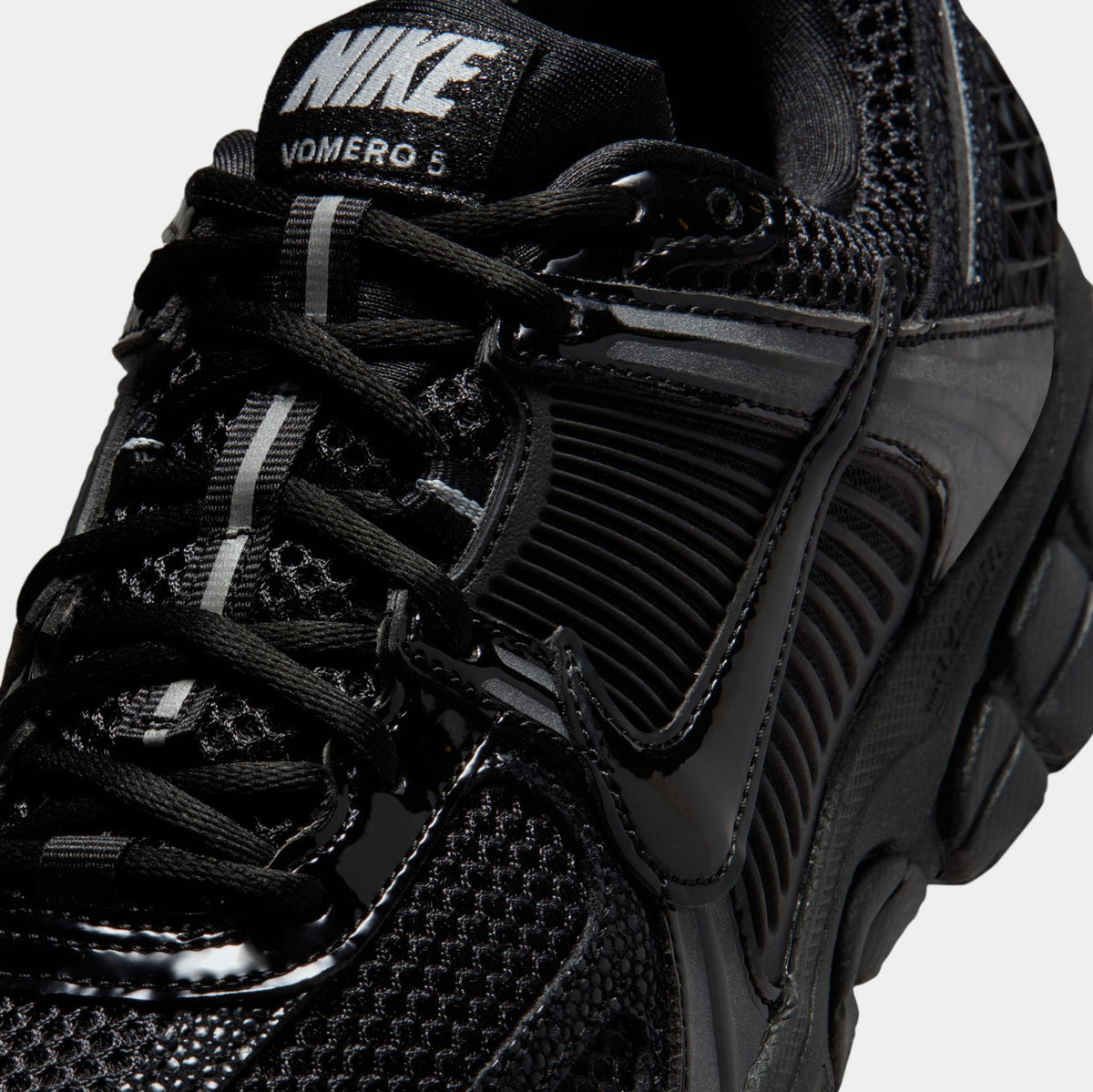 Zoom Vomero 5 Stingray Womens Running Shoes (Black/Black/Metallic Silver/Anthracite)