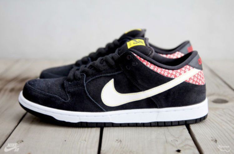 Nike Dunk Low Premium SB 'Firecracker' — black/white-challenge red