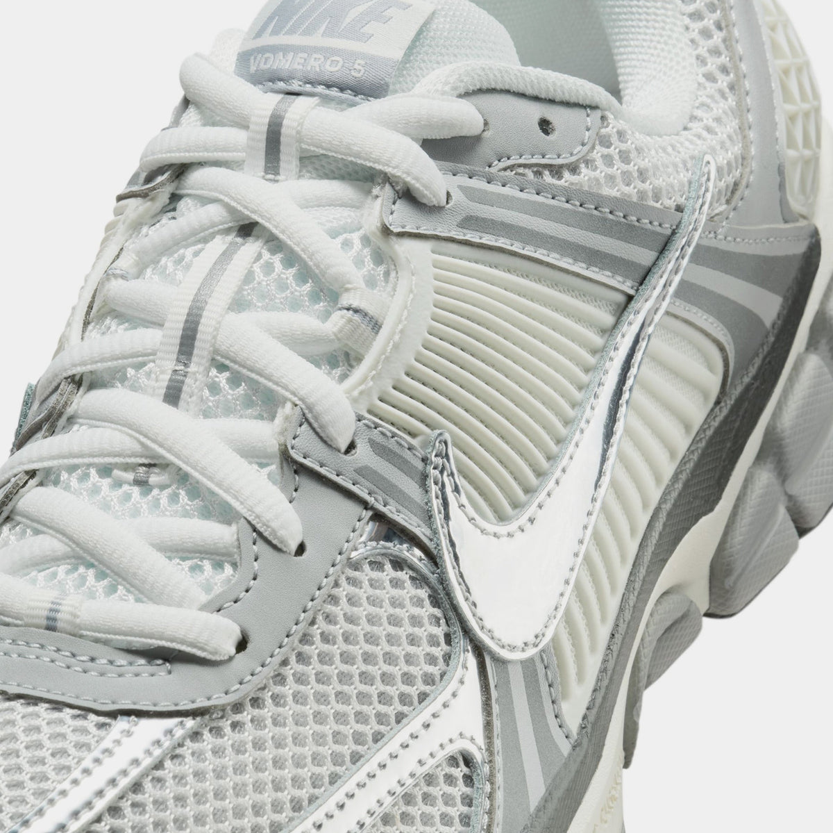Zoom Vomero 5 Mens Running Shoes (Summit White/Light Smoke Grey/Smoke Grey/Metallic Silver)