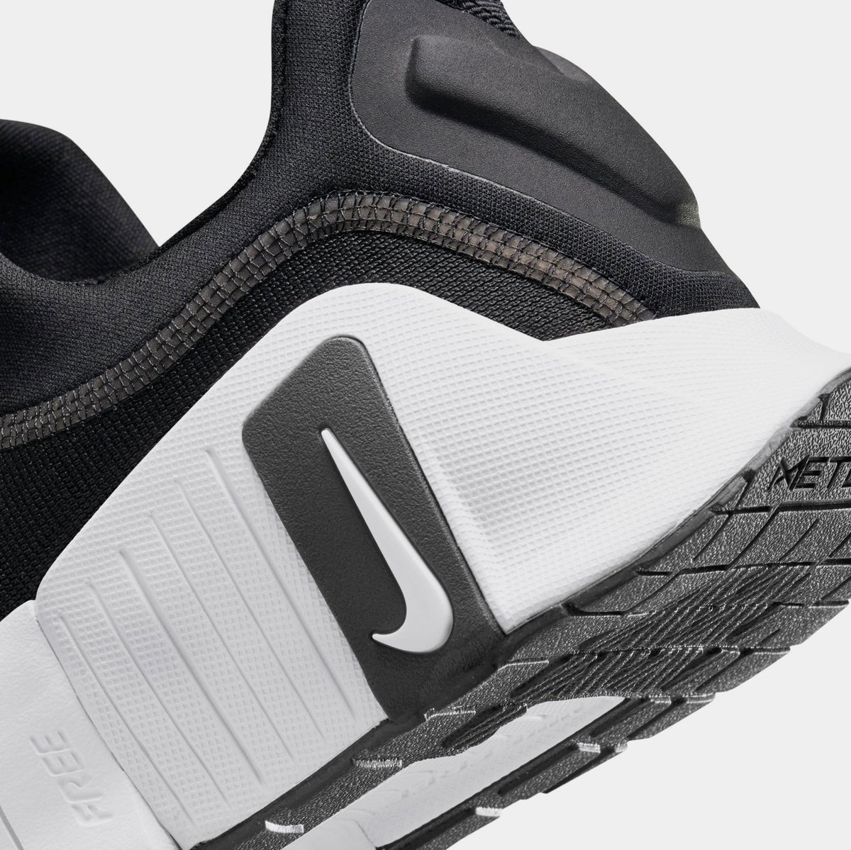 Free Metcon 6 Mens Running Shoes (Black/White)