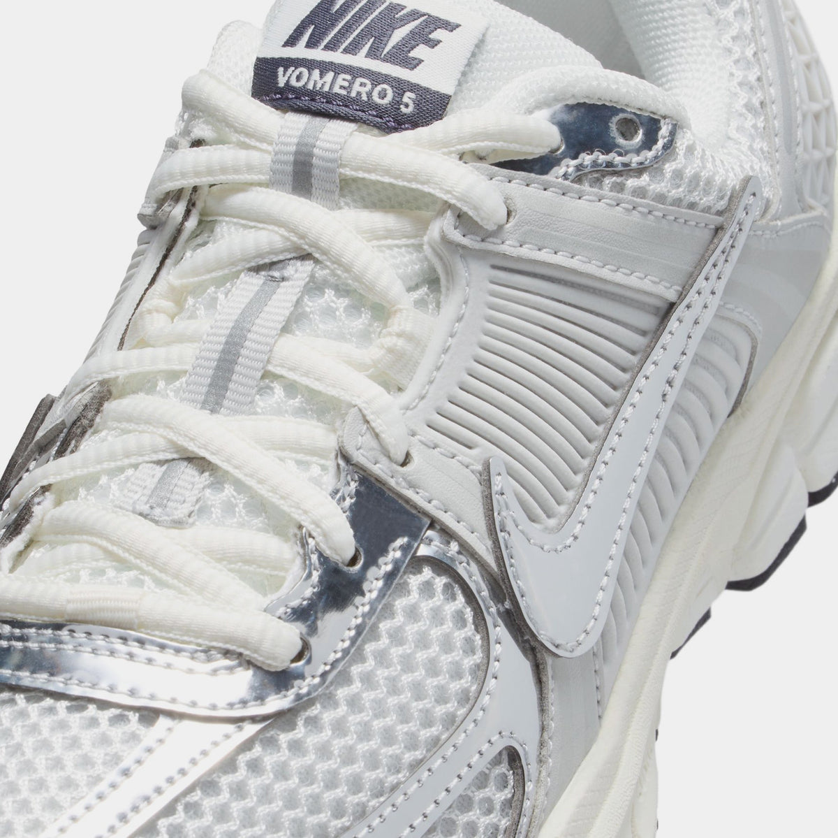 Vomero 5 Grade School Running Shoes (Photon Dust/Chrome/Gridiron Sail)