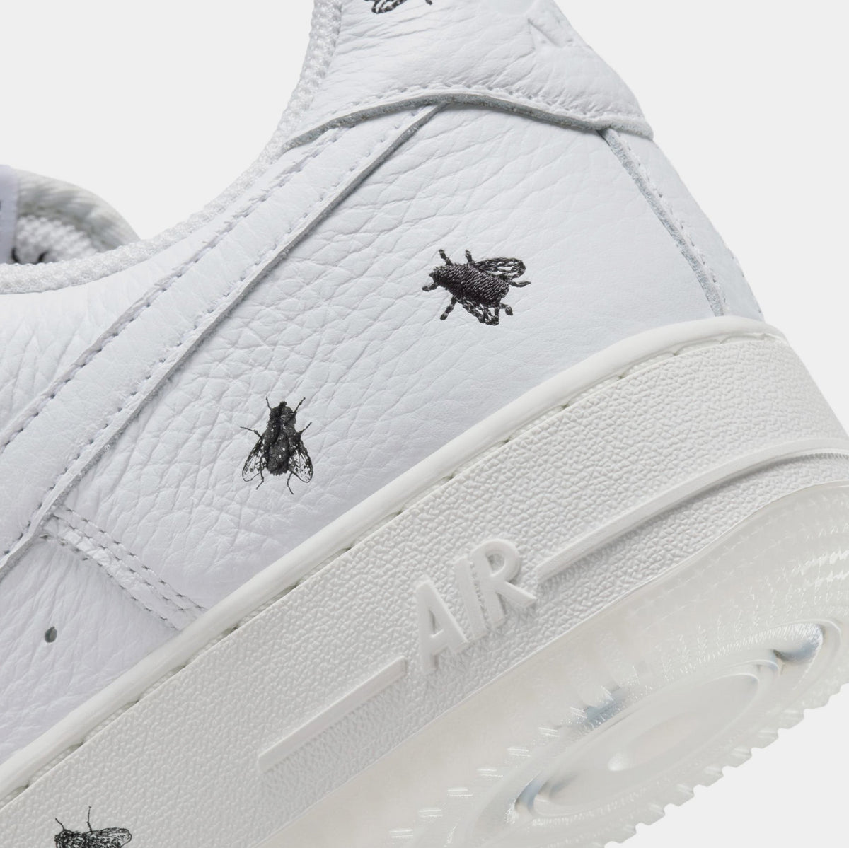 Air Force 1 Retro Summit White and Black Mens Basketball Shoes (Summit White/Black)