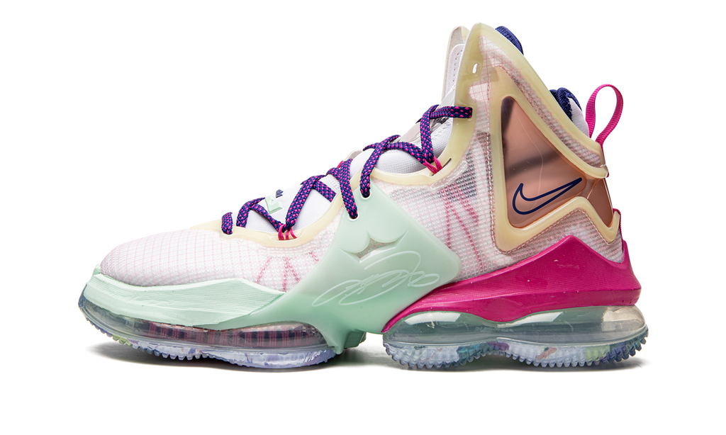 LeBron 19 "Valentine's Day" DH8459 900