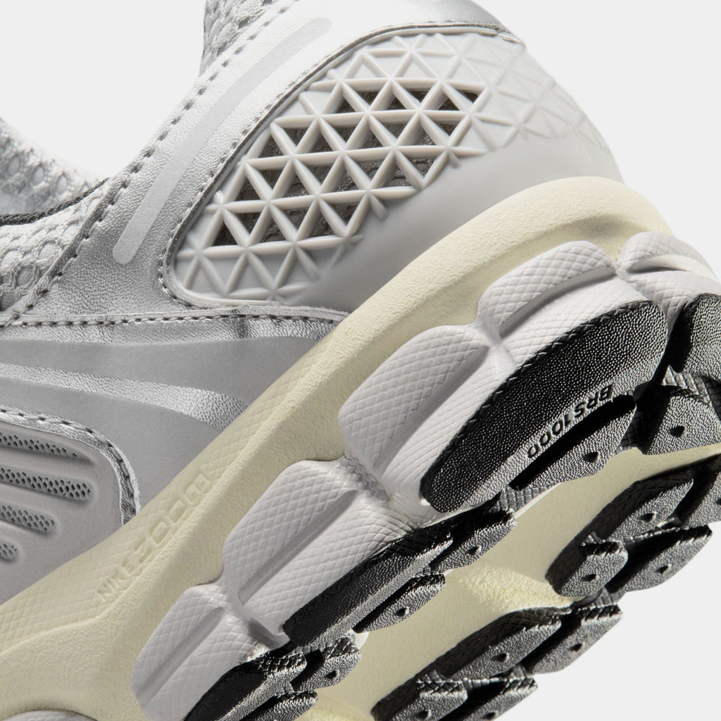 Zoom Vomero 5 Mens Running Shoes (Grey Fog/Metallic Silver/Coconut Milk/Chrome)