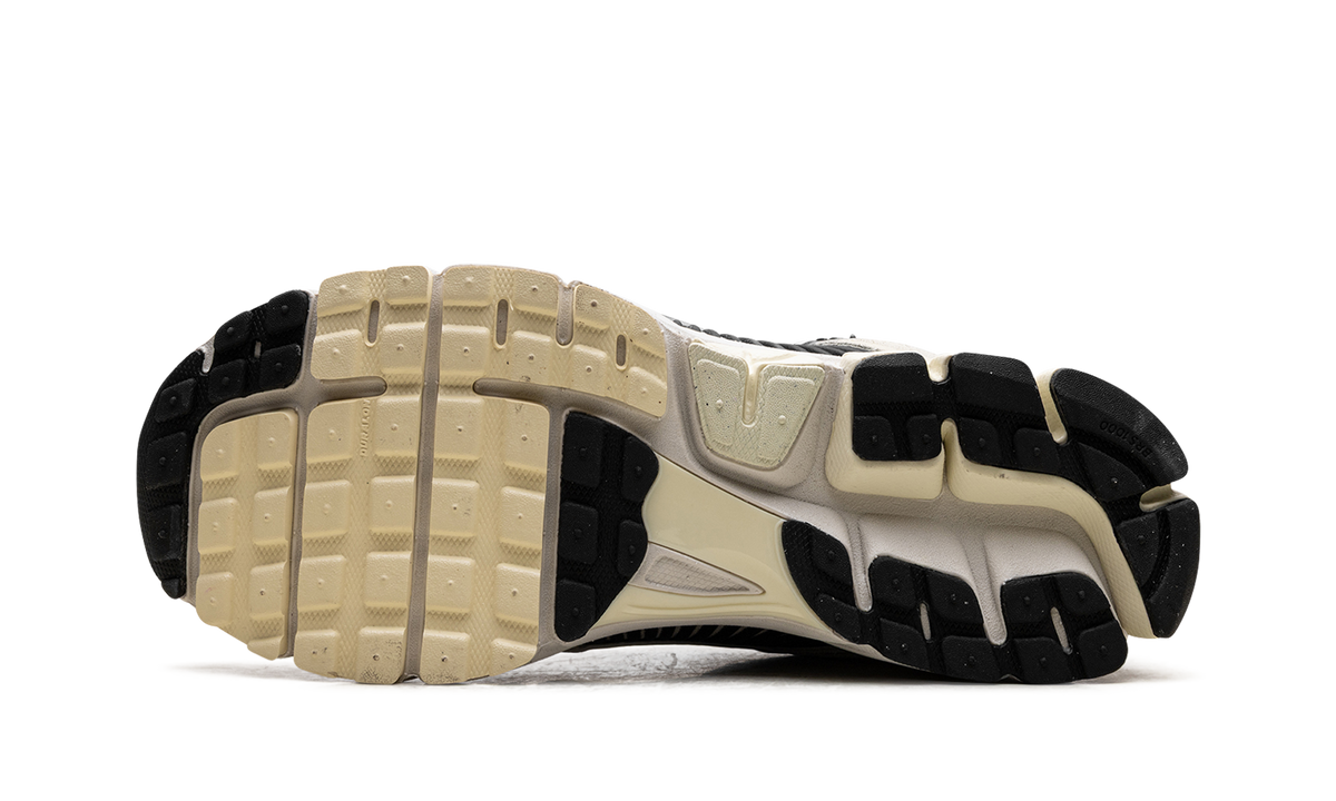 Zoom Vomero 5 "Alabaster Black" HF1553 701